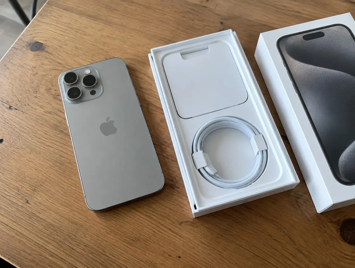 iPhone 15 Pro 256 ГБ, Natural Titanium, состояние идеальное — фото 1